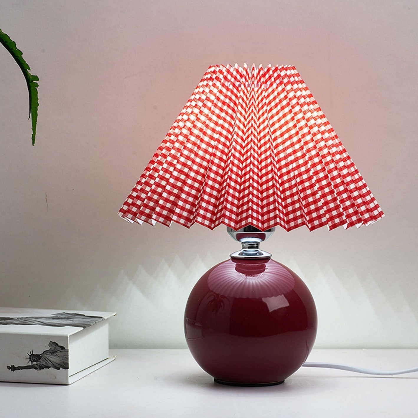 Nordisk minimalistisk 1-ljuskälla bordslampa gjord av keramik med veck | Veska