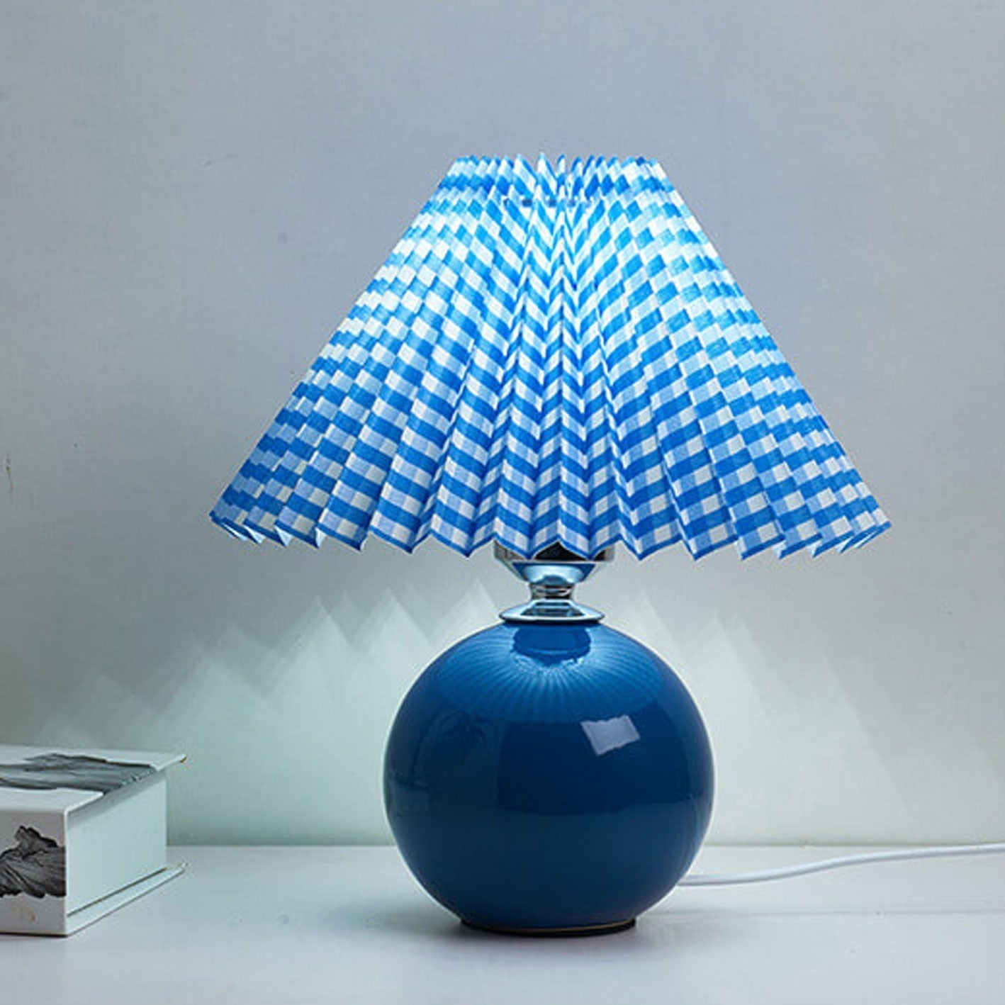 Nordisk minimalistisk 1-ljuskälla bordslampa gjord av keramik med veck | Veska
