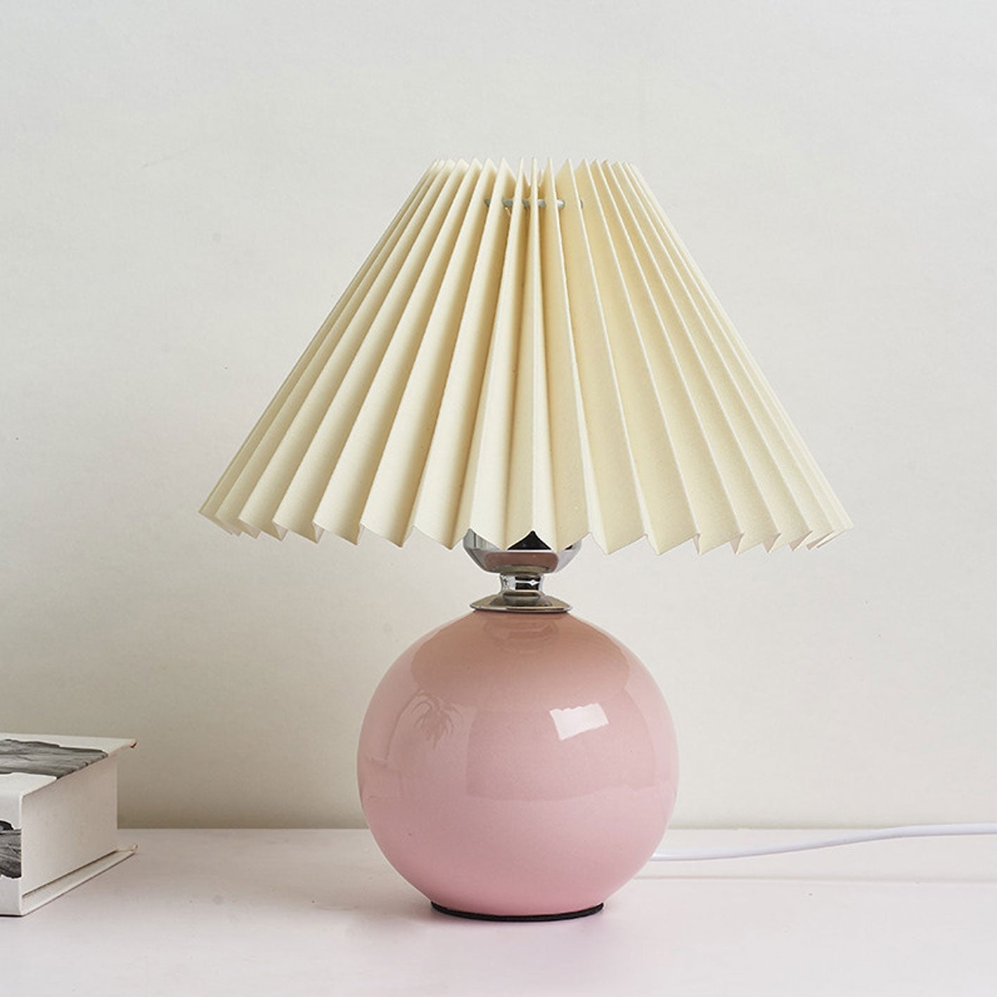 Nordisk minimalistisk 1-ljuskälla bordslampa gjord av keramik med veck | Veska