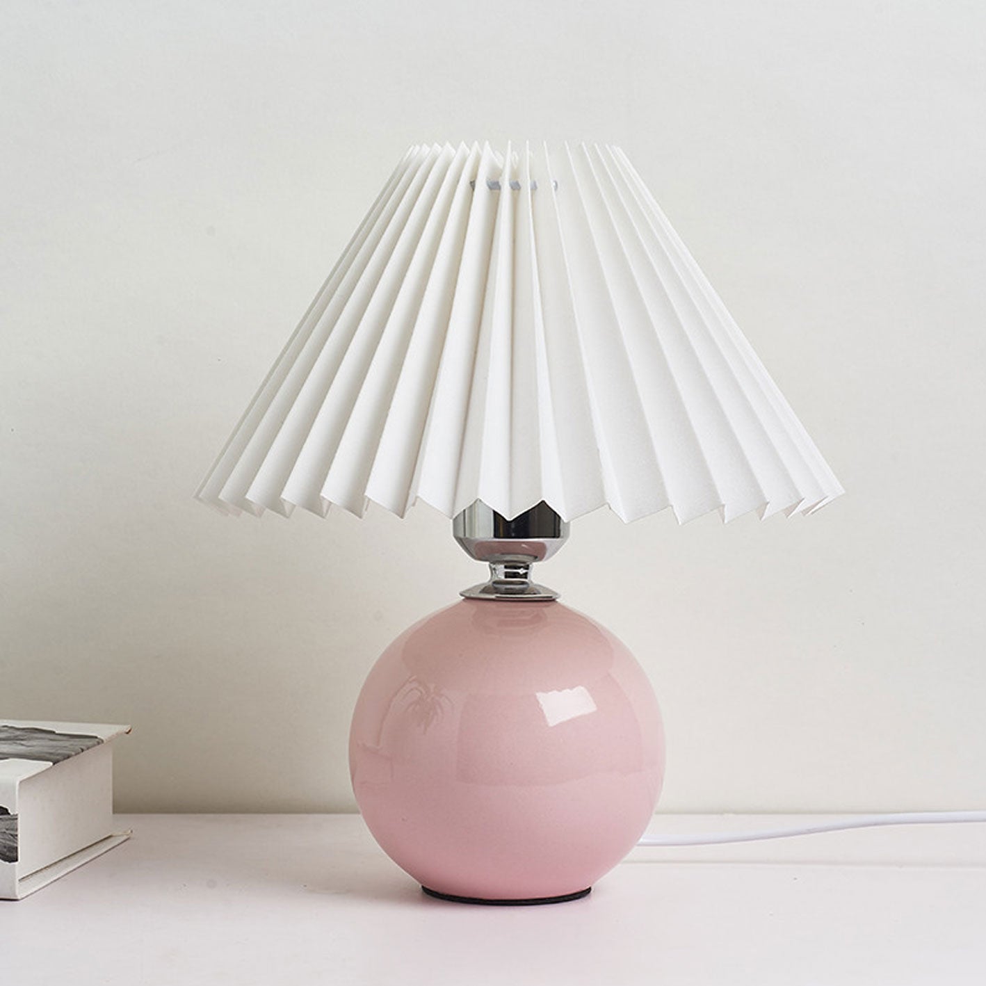 Nordisk minimalistisk 1-ljuskälla bordslampa gjord av keramik med veck | Veska