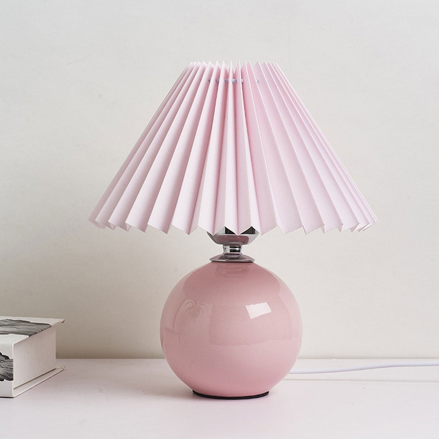 Nordisk minimalistisk 1-ljuskälla bordslampa gjord av keramik med veck | Veska