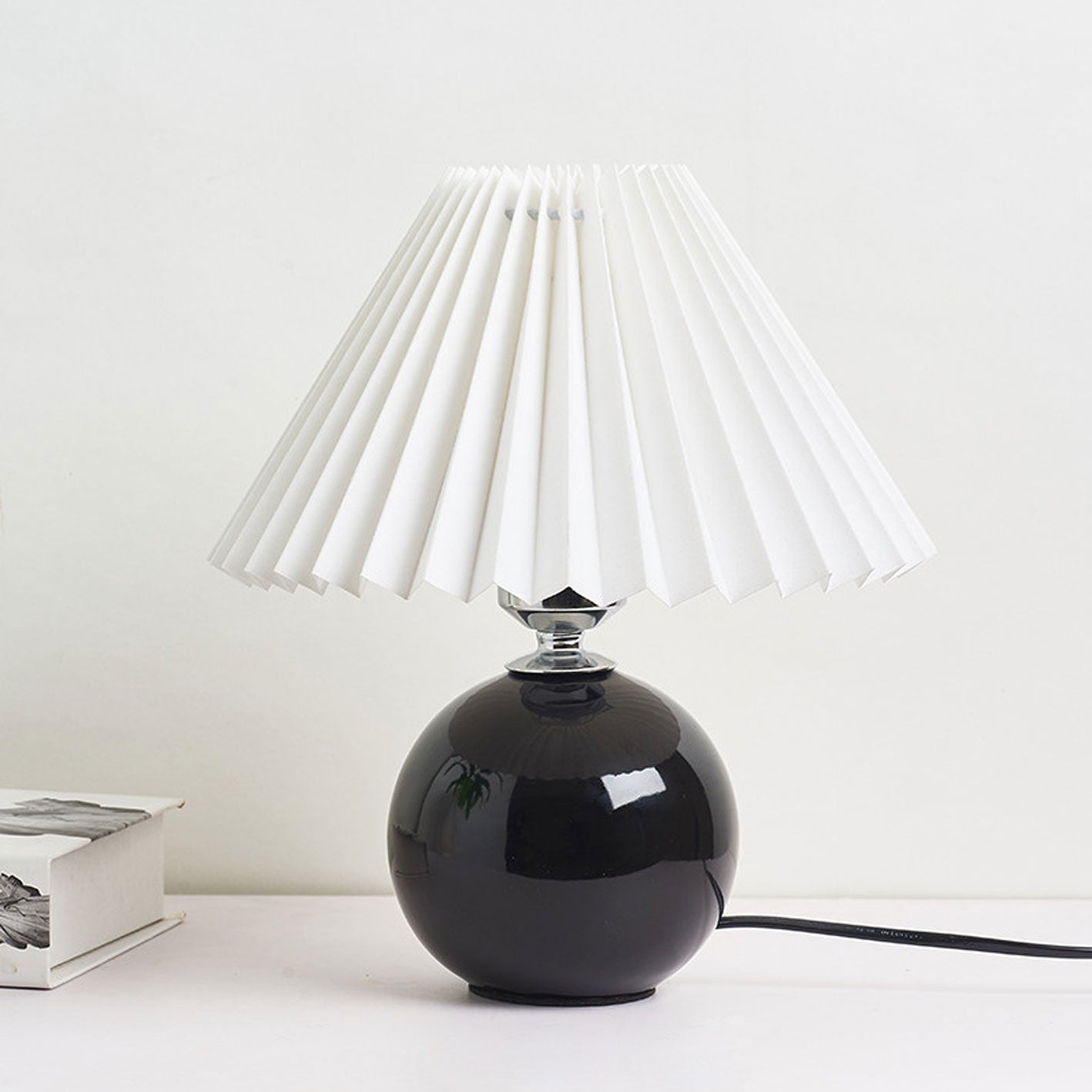 Nordisk minimalistisk 1-ljuskälla bordslampa gjord av keramik med veck | Veska
