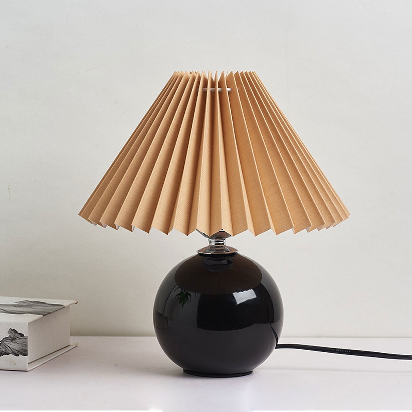 Nordisk minimalistisk 1-ljuskälla bordslampa gjord av keramik med veck | Veska