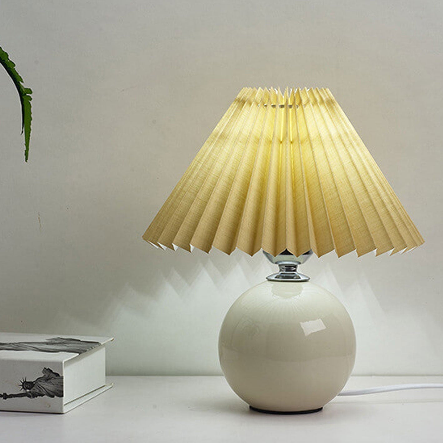 Nordisk minimalistisk 1-ljuskälla bordslampa gjord av keramik med veck | Veska