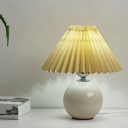 Nordisk minimalistisk 1-ljuskälla bordslampa gjord av keramik med veck | Veska