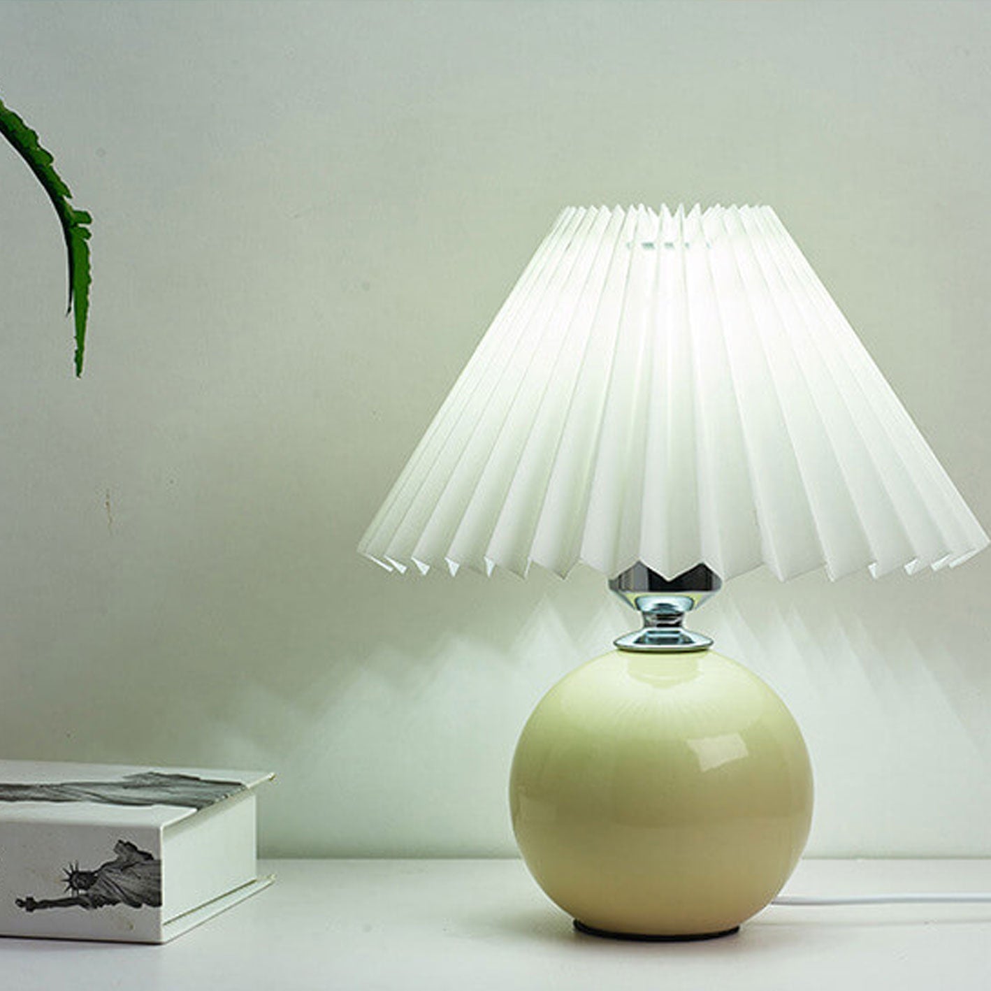 Nordisk minimalistisk 1-ljuskälla bordslampa gjord av keramik med veck | Veska