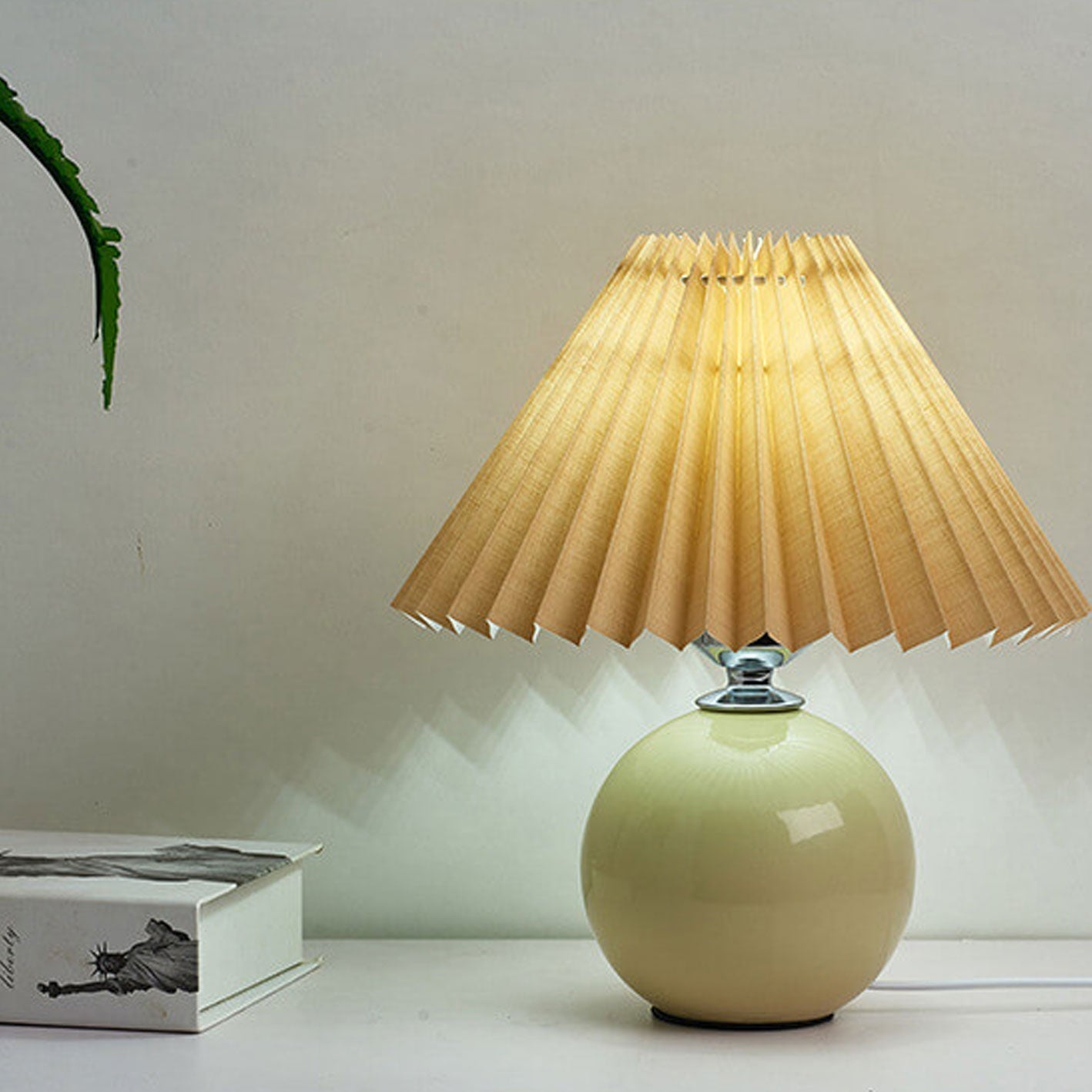Nordisk minimalistisk 1-ljuskälla bordslampa gjord av keramik med veck | Veska