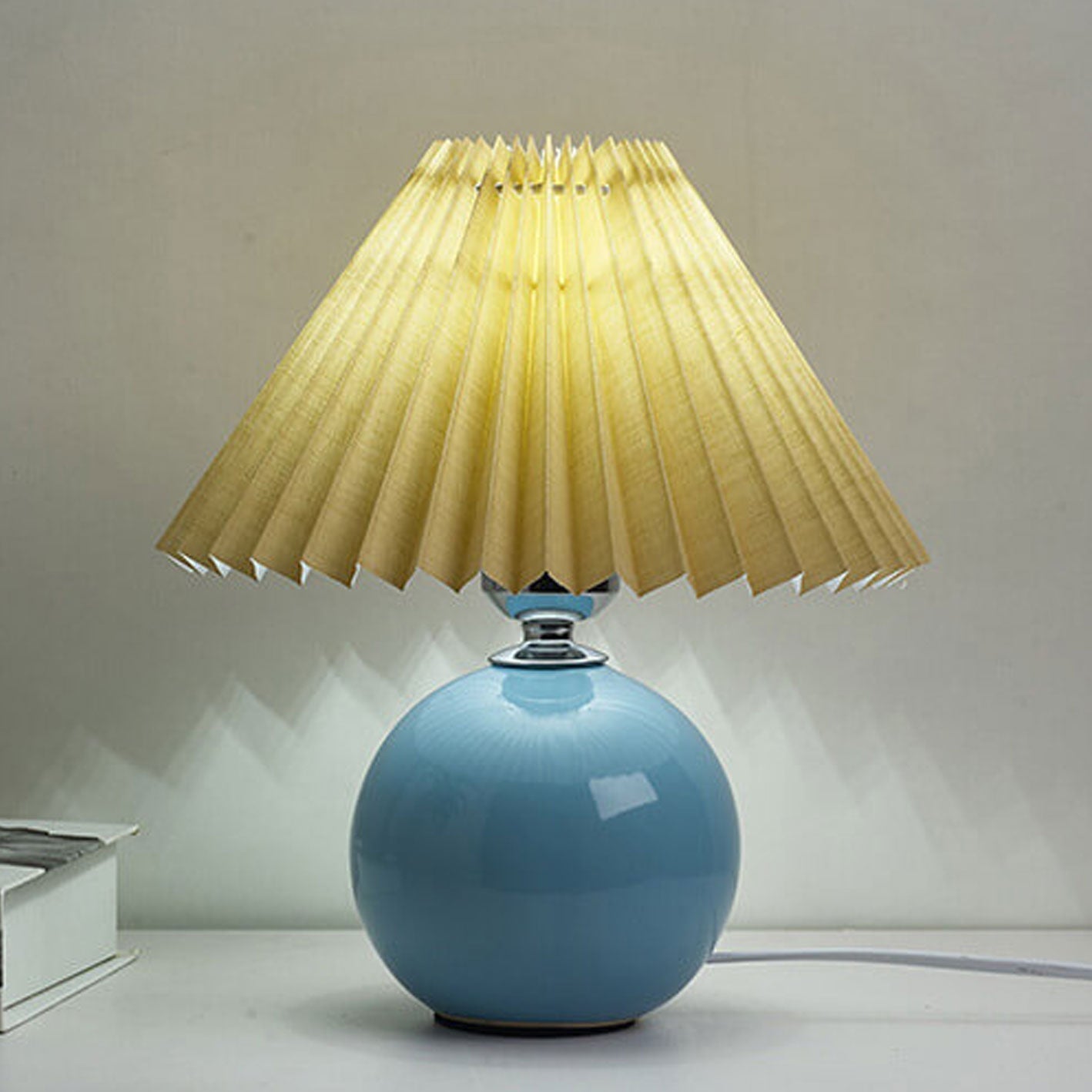 Nordisk minimalistisk 1-ljuskälla bordslampa gjord av keramik med veck | Veska