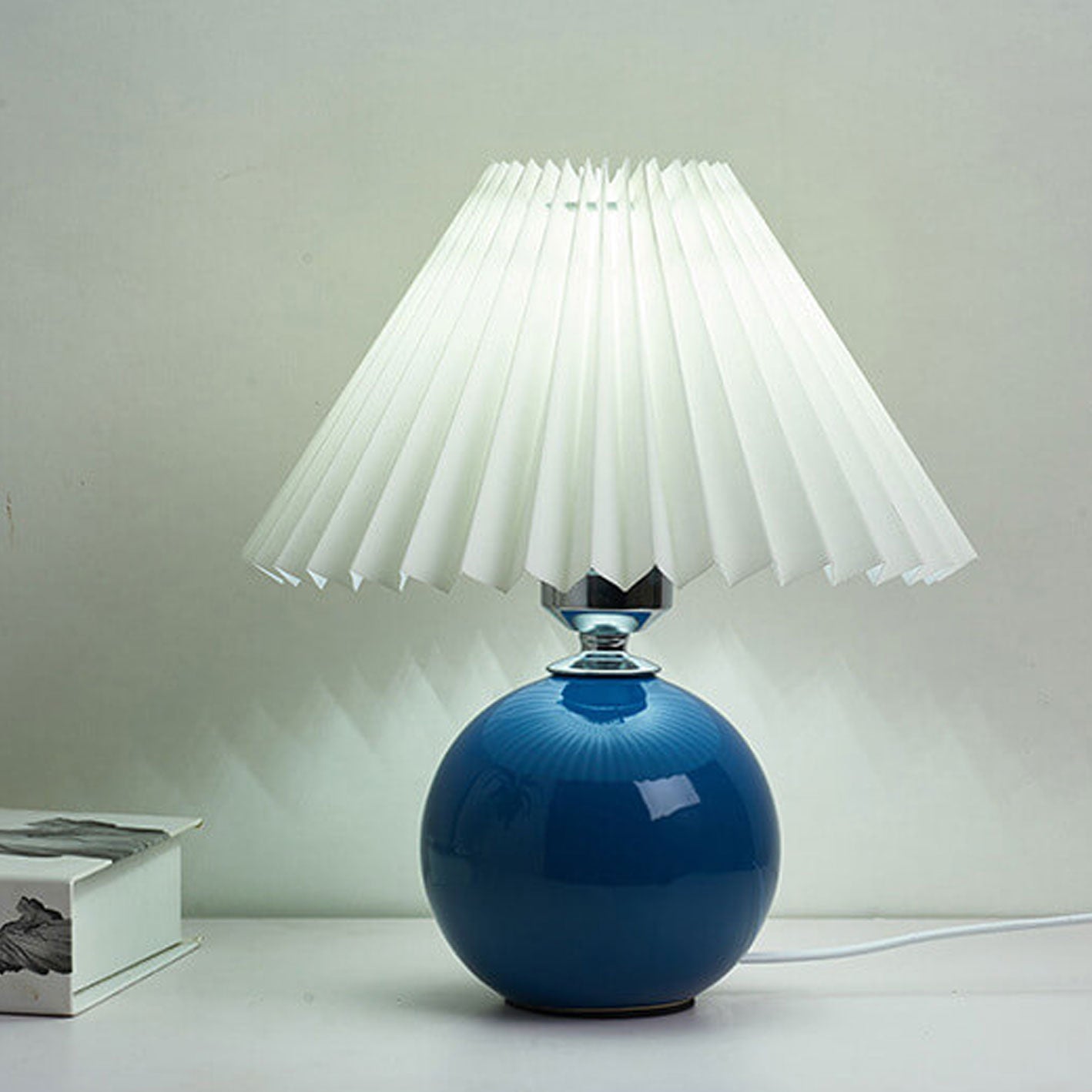 Nordisk minimalistisk 1-ljuskälla bordslampa gjord av keramik med veck | Veska