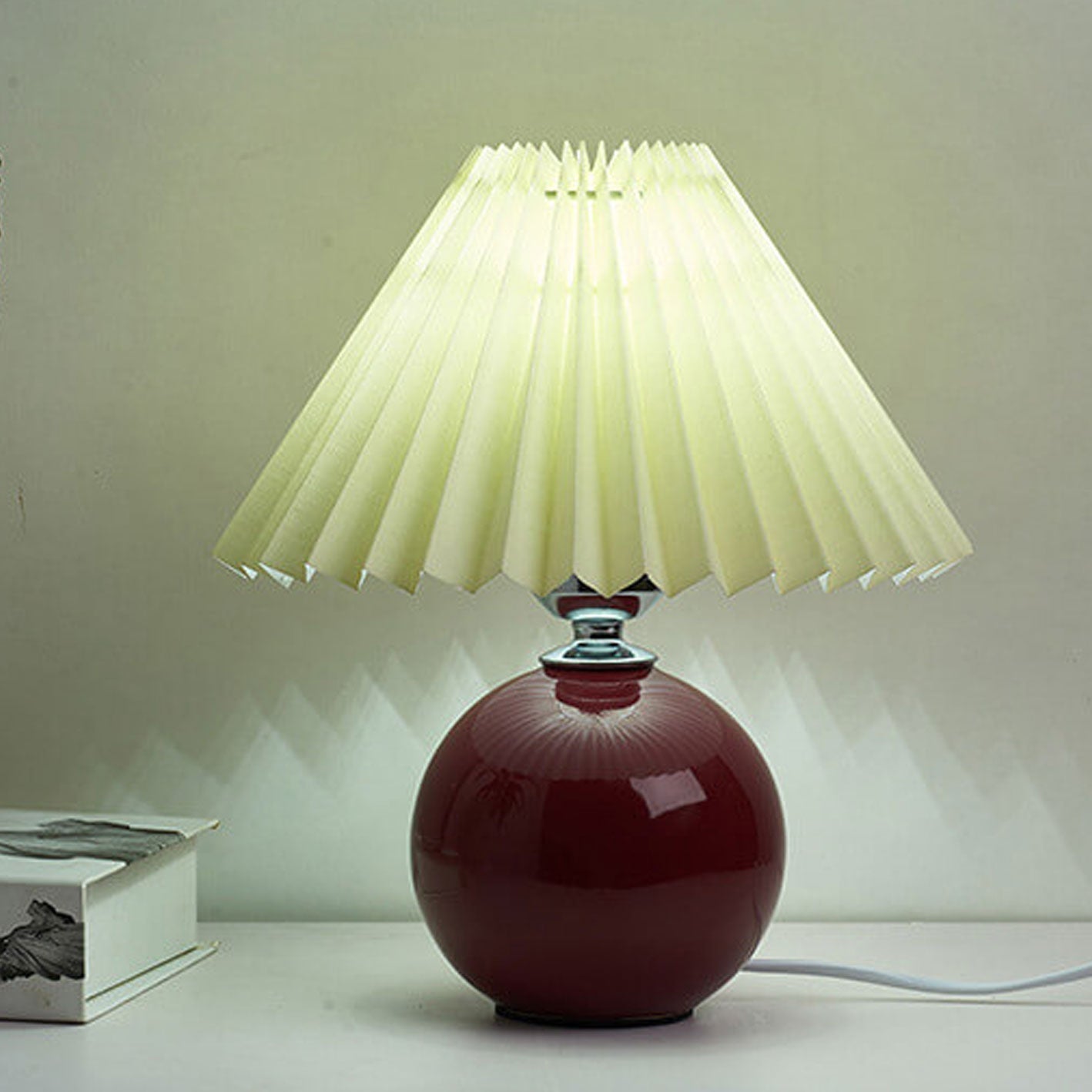 Nordisk minimalistisk 1-ljuskälla bordslampa gjord av keramik med veck | Veska