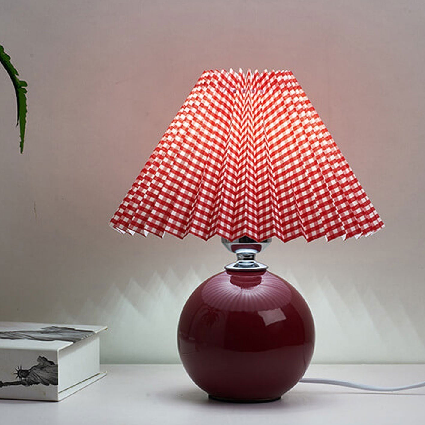 Nordisk minimalistisk 1-ljuskälla bordslampa gjord av keramik med veck | Veska