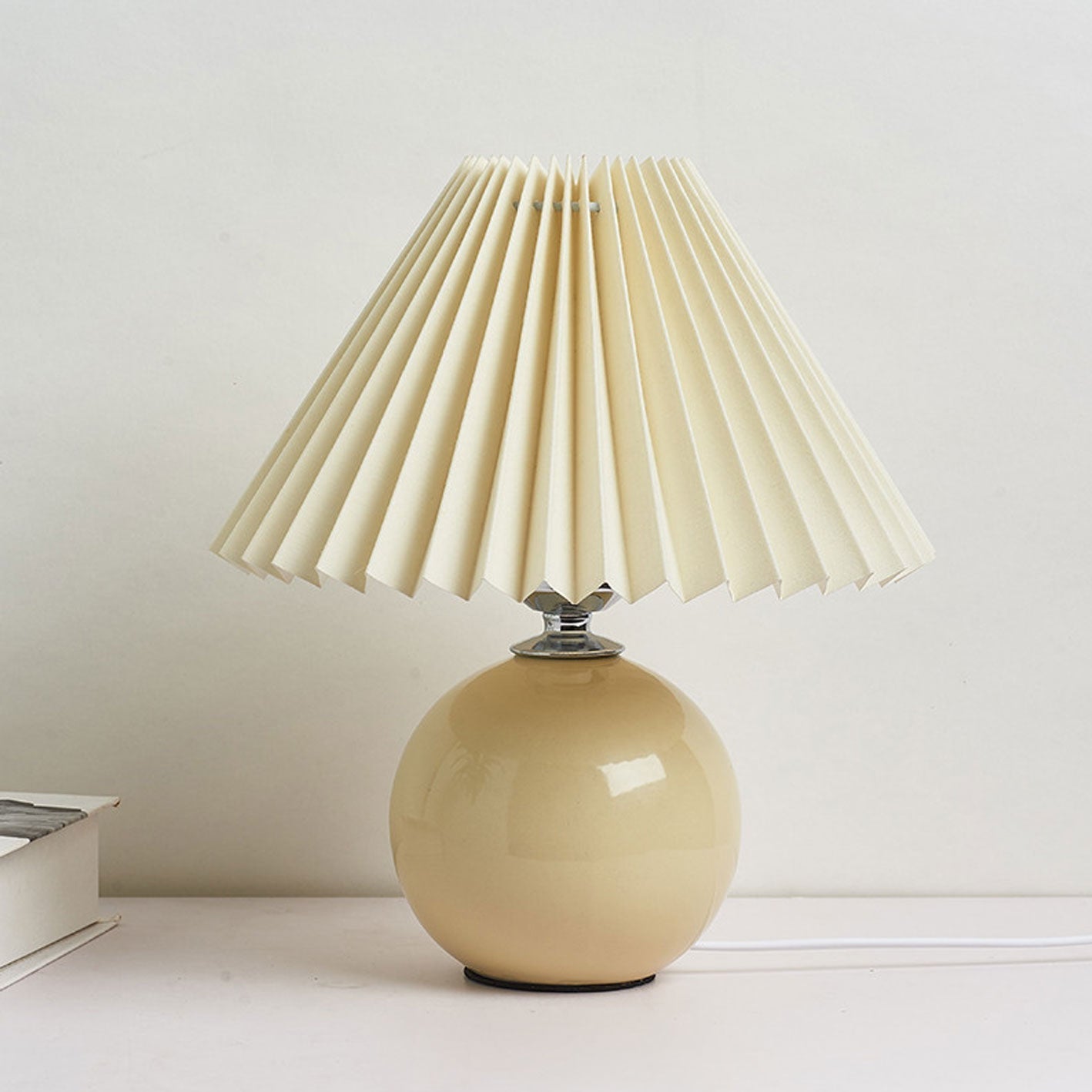 Nordisk minimalistisk 1-ljuskälla bordslampa gjord av keramik med veck | Veska Beige Beige Tryckknappswitch