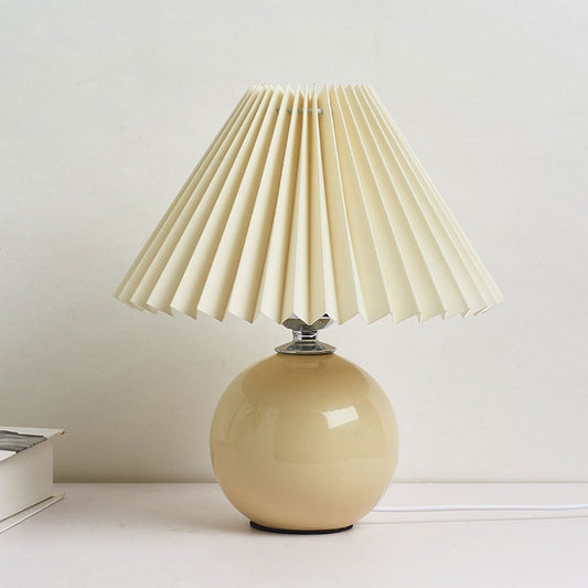 Nordisk minimalistisk 1-ljuskälla bordslampa gjord av keramik med veck | Veska Beige Beige Tryckknappswitch