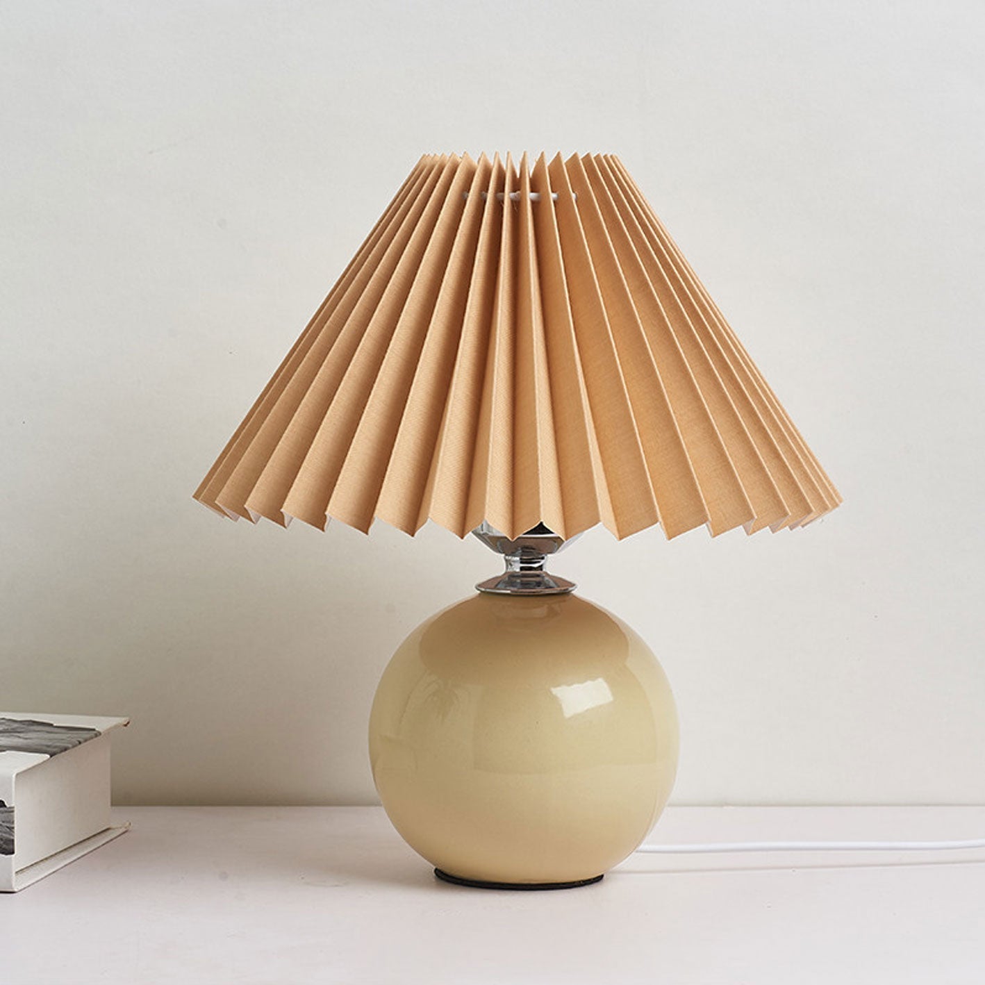 Nordisk minimalistisk 1-ljuskälla bordslampa gjord av keramik med veck | Veska Beige Braun Tryckknappswitch