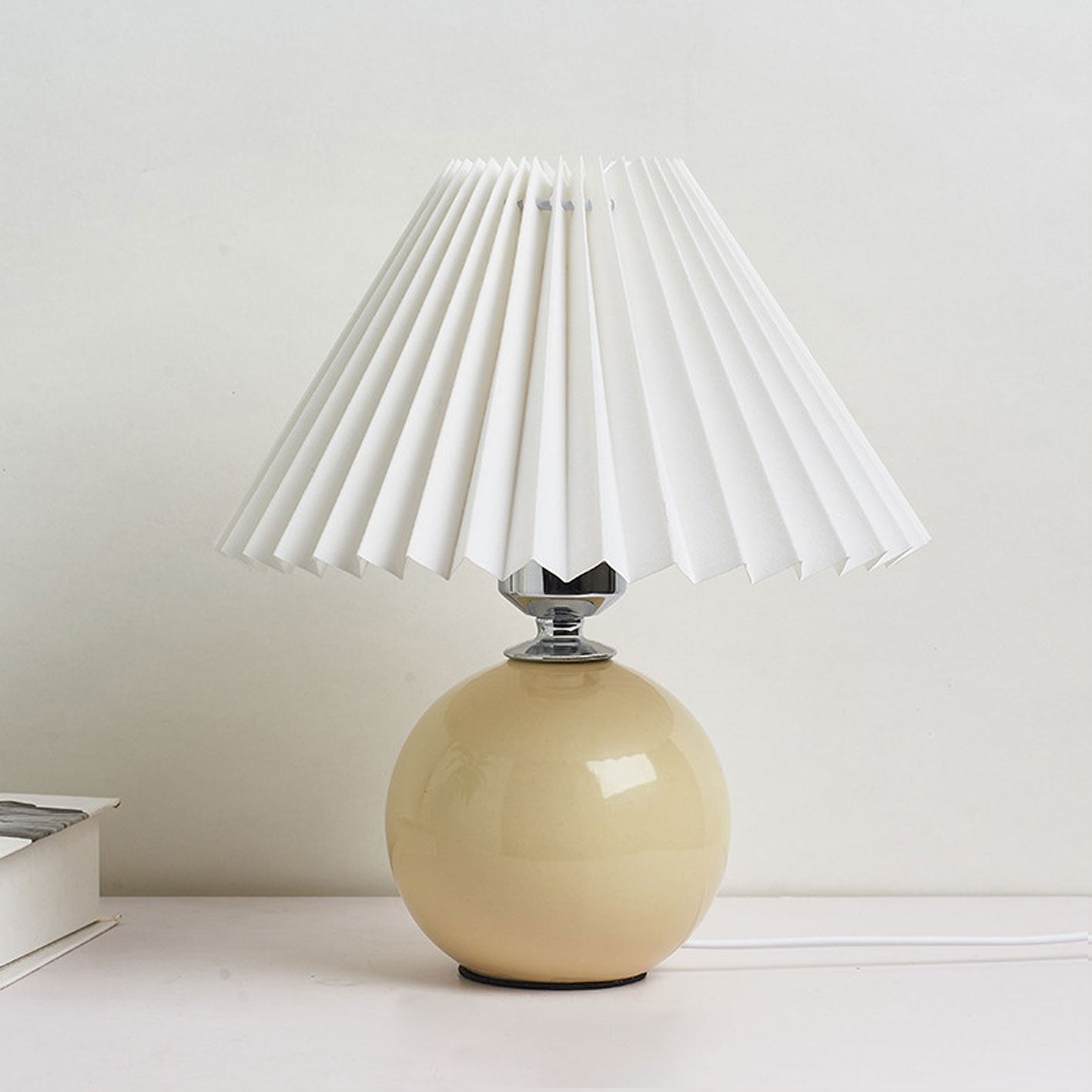Nordisk minimalistisk 1-ljuskälla bordslampa gjord av keramik med veck | Veska Beige Vit Tryckknappswitch