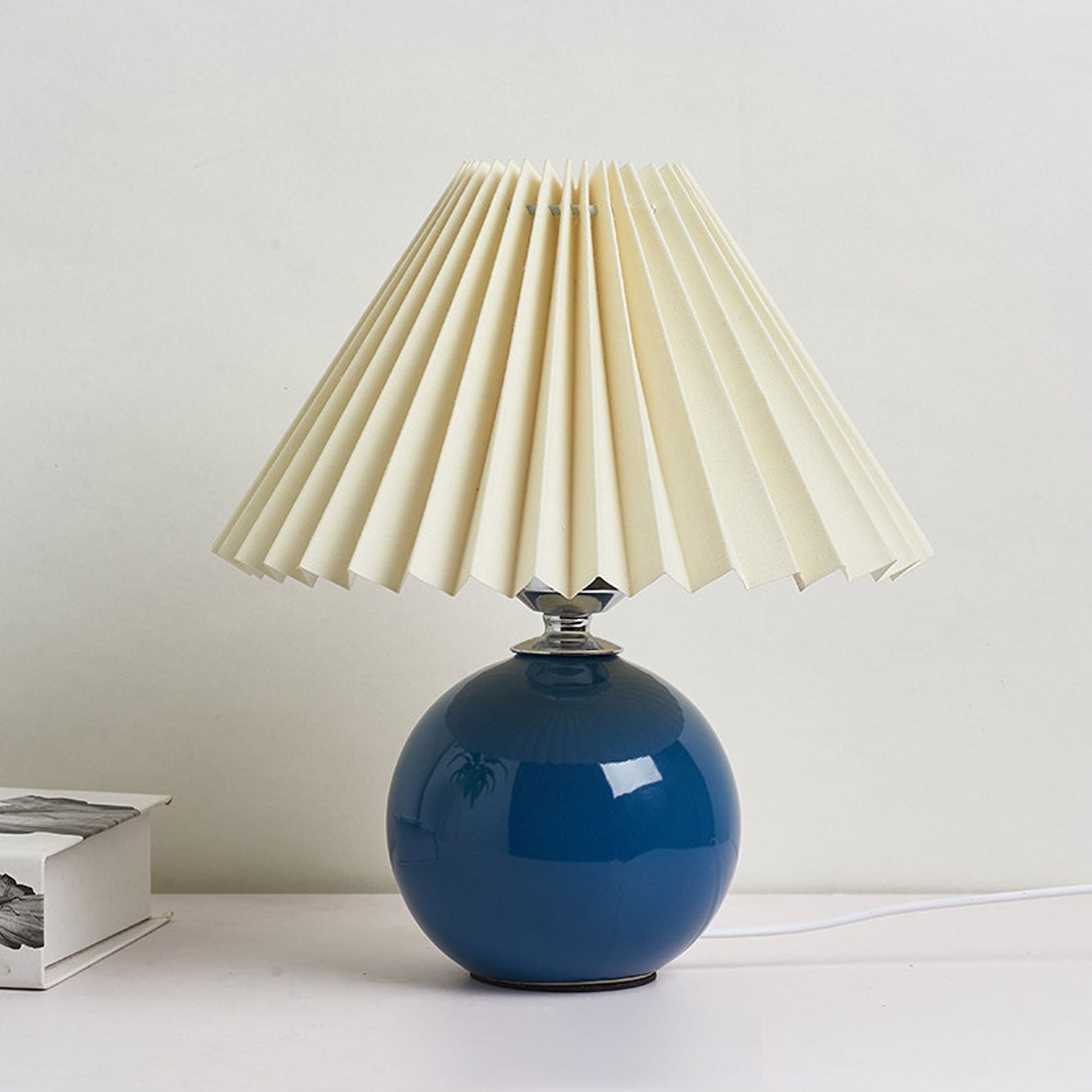 Nordisk minimalistisk 1-ljuskälla bordslampa gjord av keramik med veck | Veska Blå Beige Tryckknappswitch