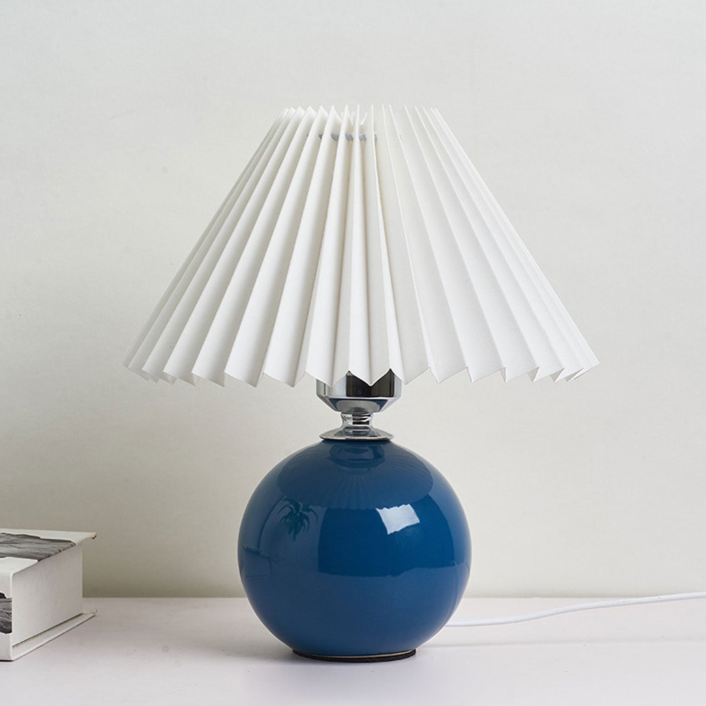 Nordisk minimalistisk 1-ljuskälla bordslampa gjord av keramik med veck | Veska Blå Vit Tryckknappswitch