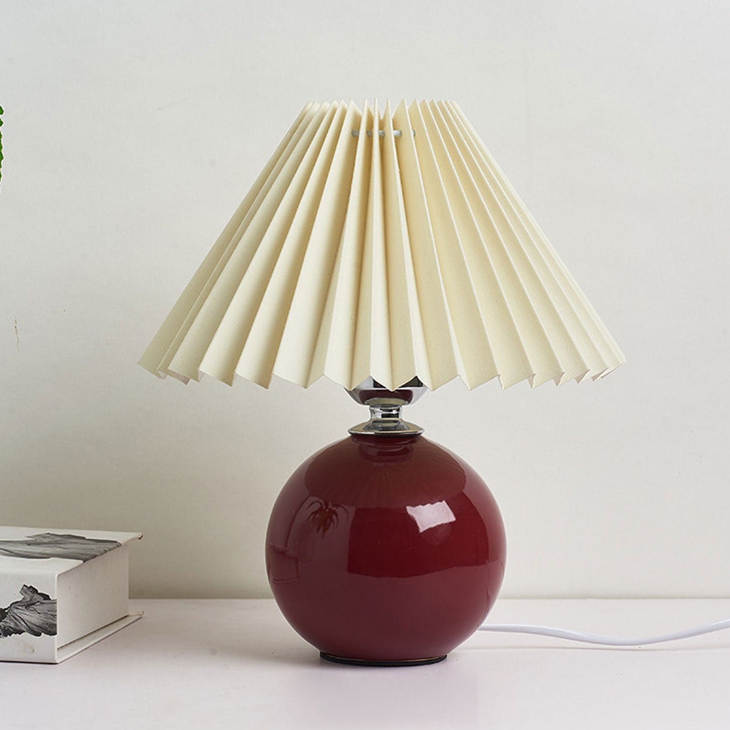 Nordisk minimalistisk 1-ljuskälla bordslampa gjord av keramik med veck | Veska Burgundy Beige Tryckknappswitch