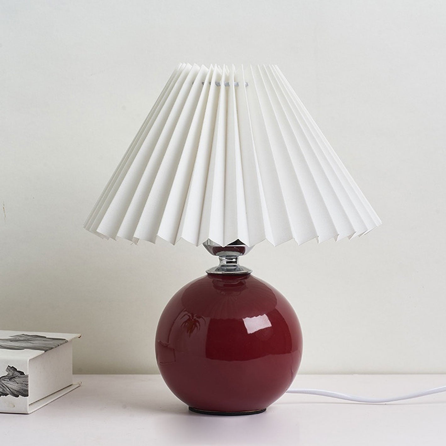 Nordisk minimalistisk 1-ljuskälla bordslampa gjord av keramik med veck | Veska Burgundy Vit Tryckknappswitch