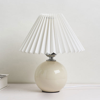 Nordisk minimalistisk 1-ljuskälla bordslampa gjord av keramik med veck | Veska Khaki Vit Tryckknappswitch
