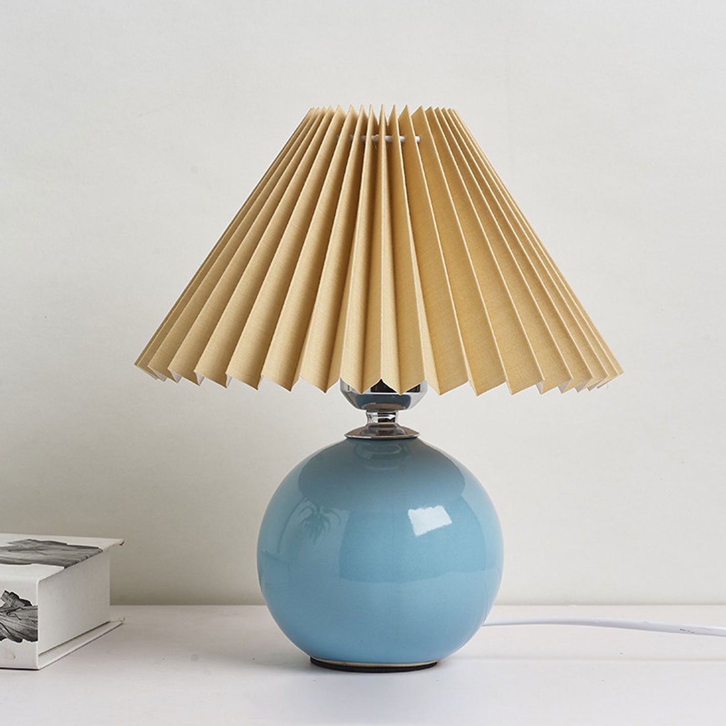 Nordisk minimalistisk 1-ljuskälla bordslampa gjord av keramik med veck | Veska Ljusblå Braun Tryckknappswitch