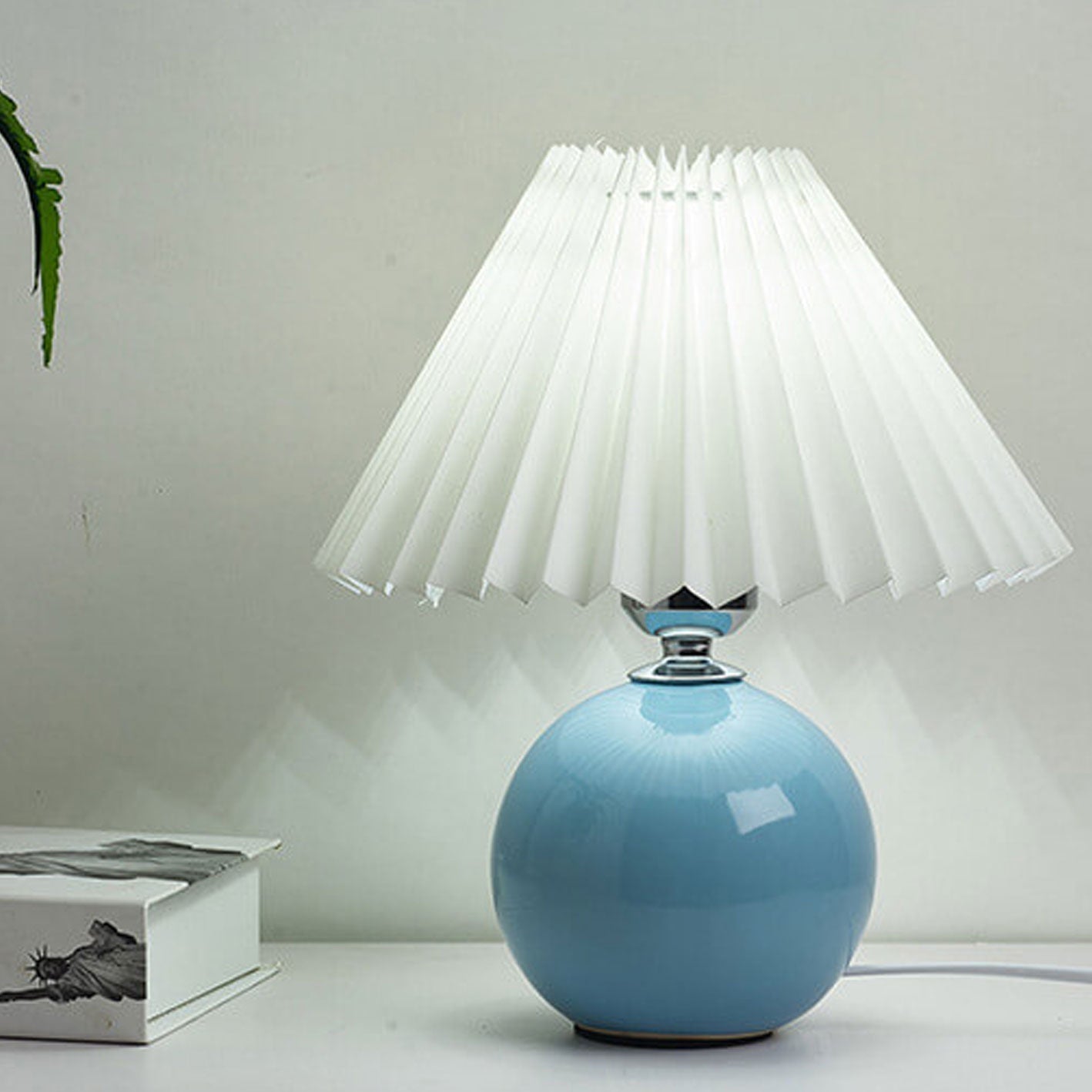 Nordisk minimalistisk 1-ljuskälla bordslampa gjord av keramik med veck | Veska Ljusblå Vit Tryckknappswitch