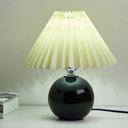 Nordisk minimalistisk 1-ljuskälla bordslampa gjord av keramik med veck | Veska Svart Beige Tryckknappswitch
