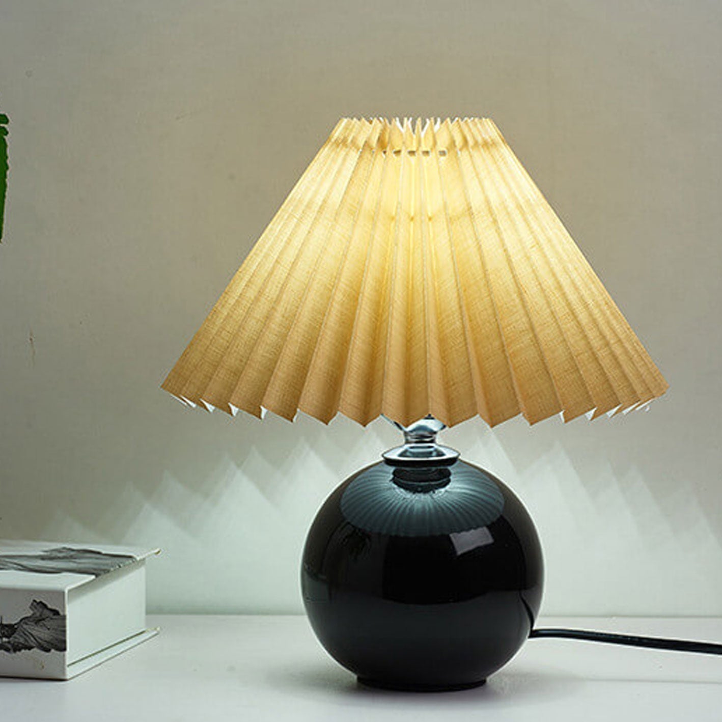 Nordisk minimalistisk 1-ljuskälla bordslampa gjord av keramik med veck | Veska Svart Braun Tryckknappswitch