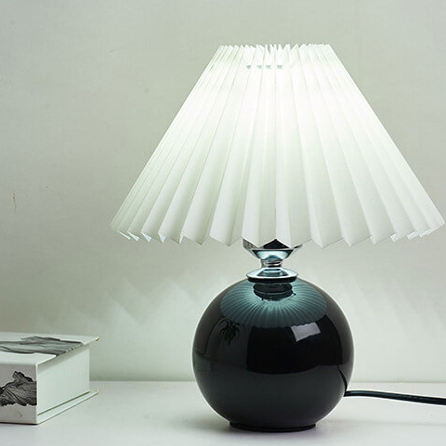 Nordisk minimalistisk 1-ljuskälla bordslampa gjord av keramik med veck | Veska Svart Vit Tryckknappswitch