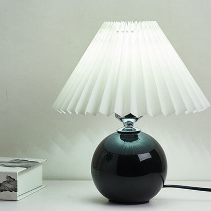 Nordisk minimalistisk 1-ljuskälla bordslampa gjord av keramik med veck | Veska Svart Vit Tryckknappswitch