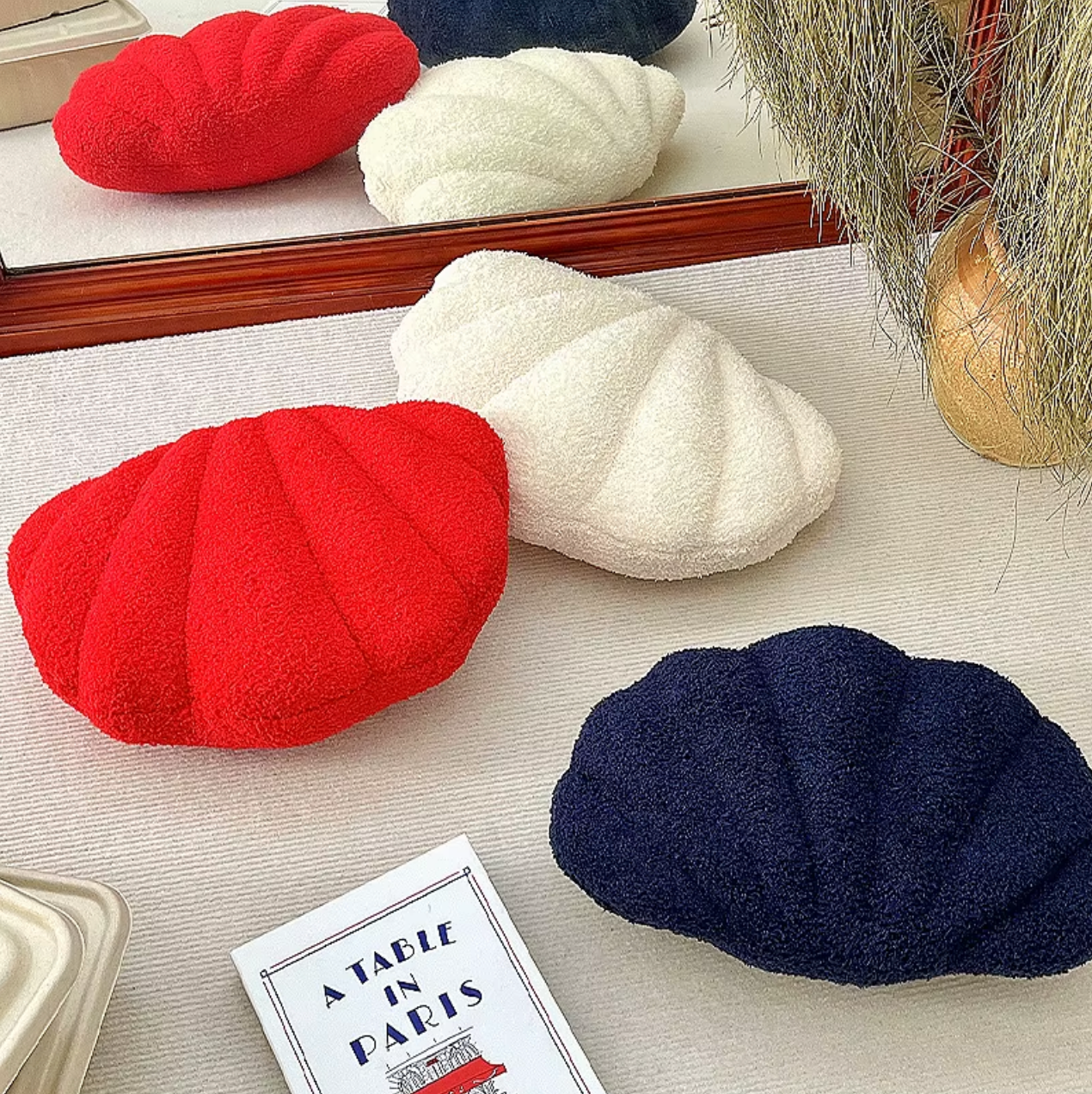 Pastell Skal Kudde – Fuzzy Bouclé Plush Kudde | Veska