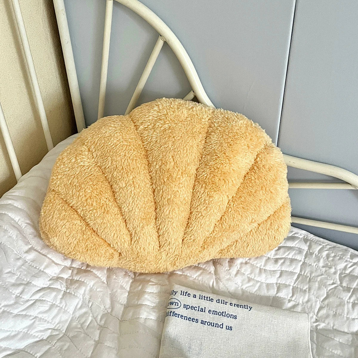 Pastell Skal Kudde – Fuzzy Bouclé Plush Kudde | Veska Ljus Gul 35x25cm