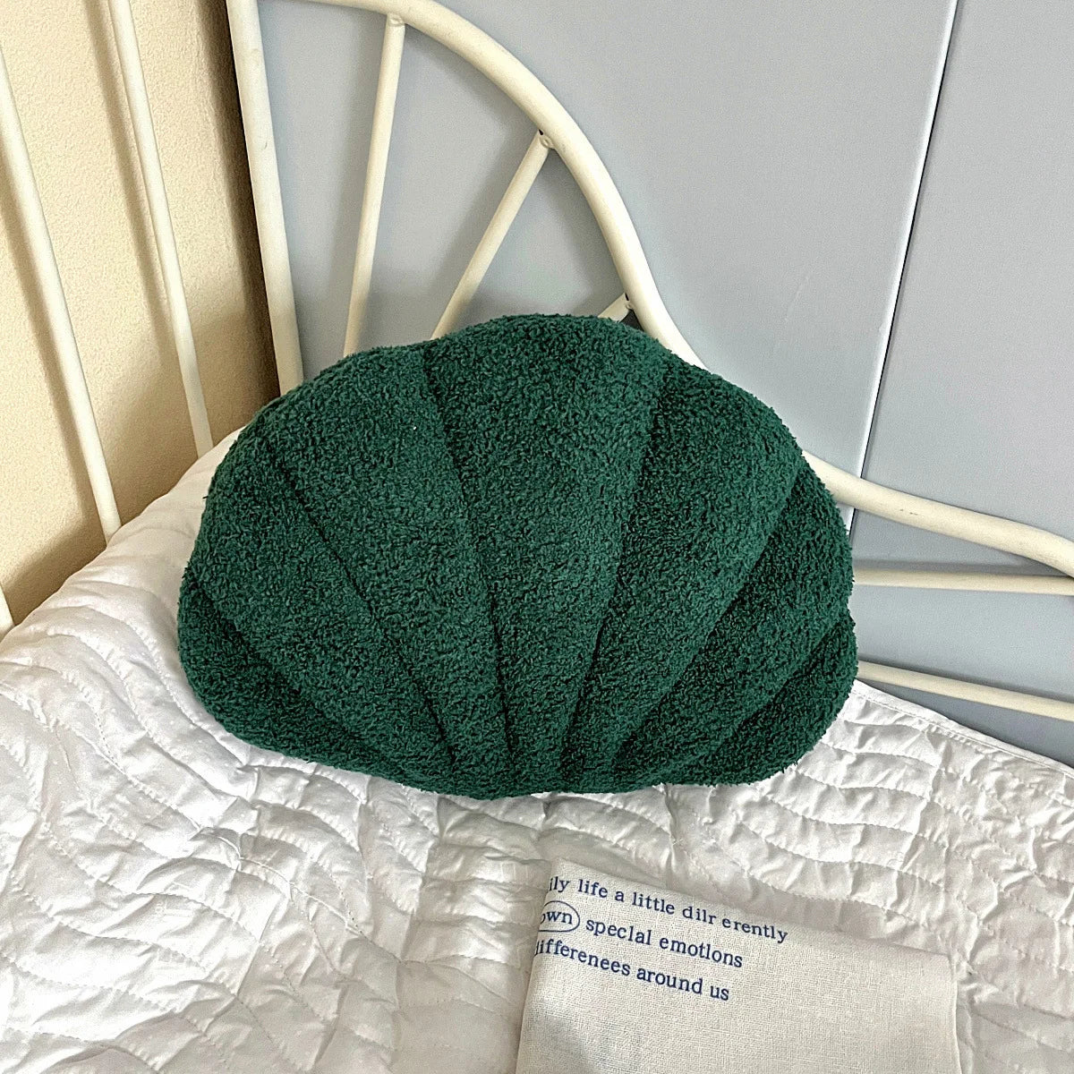 Pastell Skal Kudde – Fuzzy Bouclé Plush Kudde | Veska Mörkgrön 35x25cm