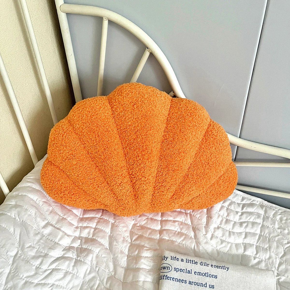 Pastell Skal Kudde – Fuzzy Bouclé Plush Kudde | Veska Orange 35x25cm