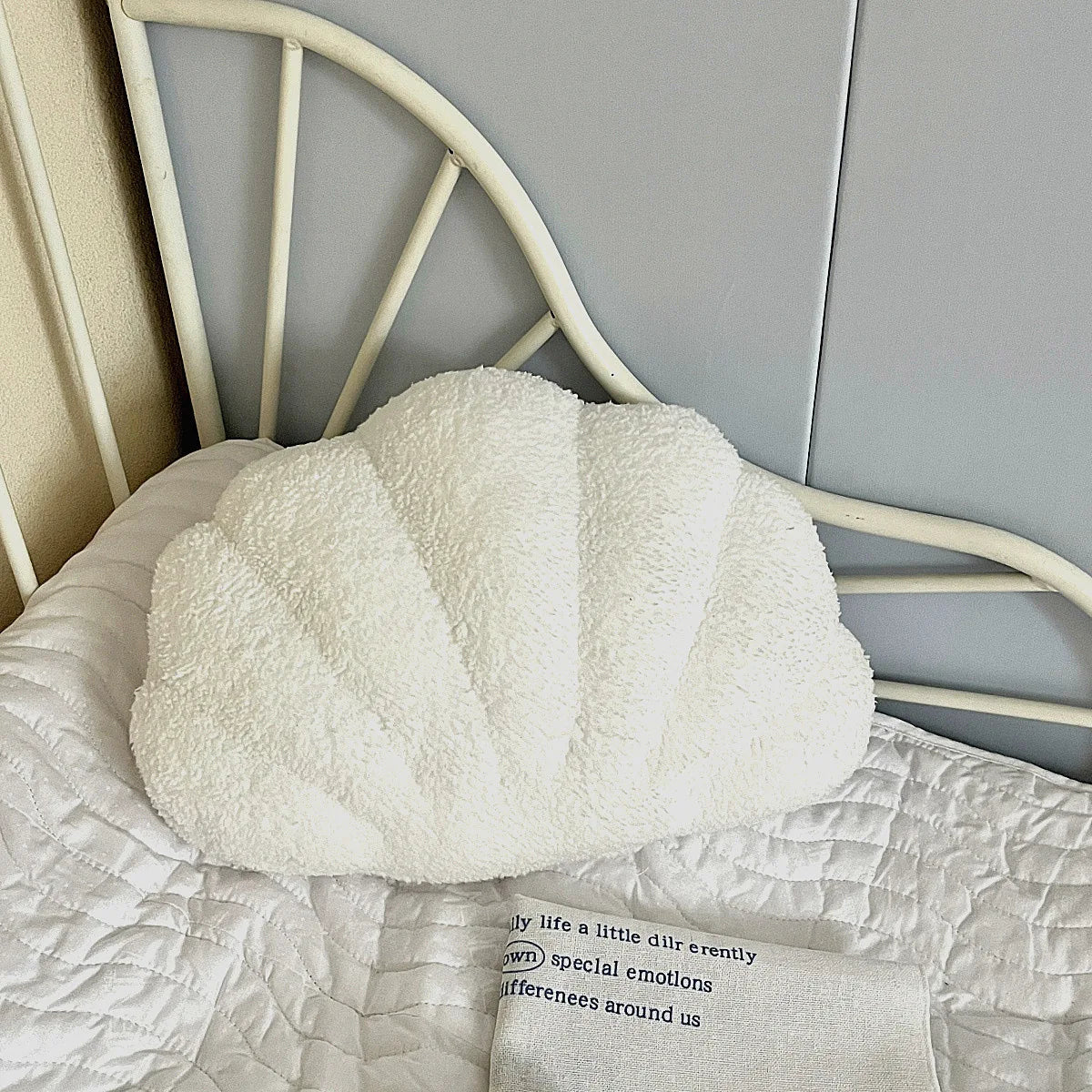 Pastell Skal Kudde – Fuzzy Bouclé Plush Kudde | Veska Vit 35x25cm