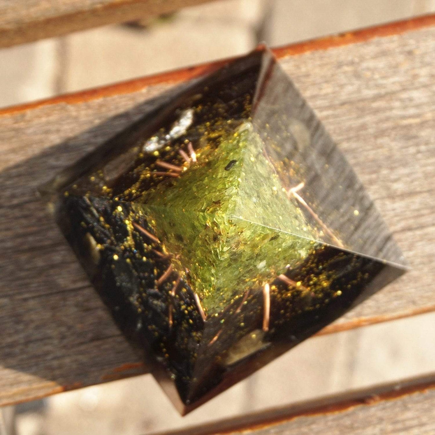 Peridot & Obsidian Livets Träd Orgone Pyramide | Veska