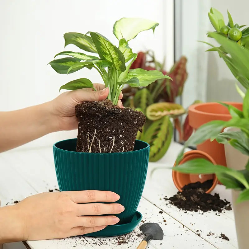 Plantekruka med ribbad struktur och fat Robust plastkruka för växter | Veska