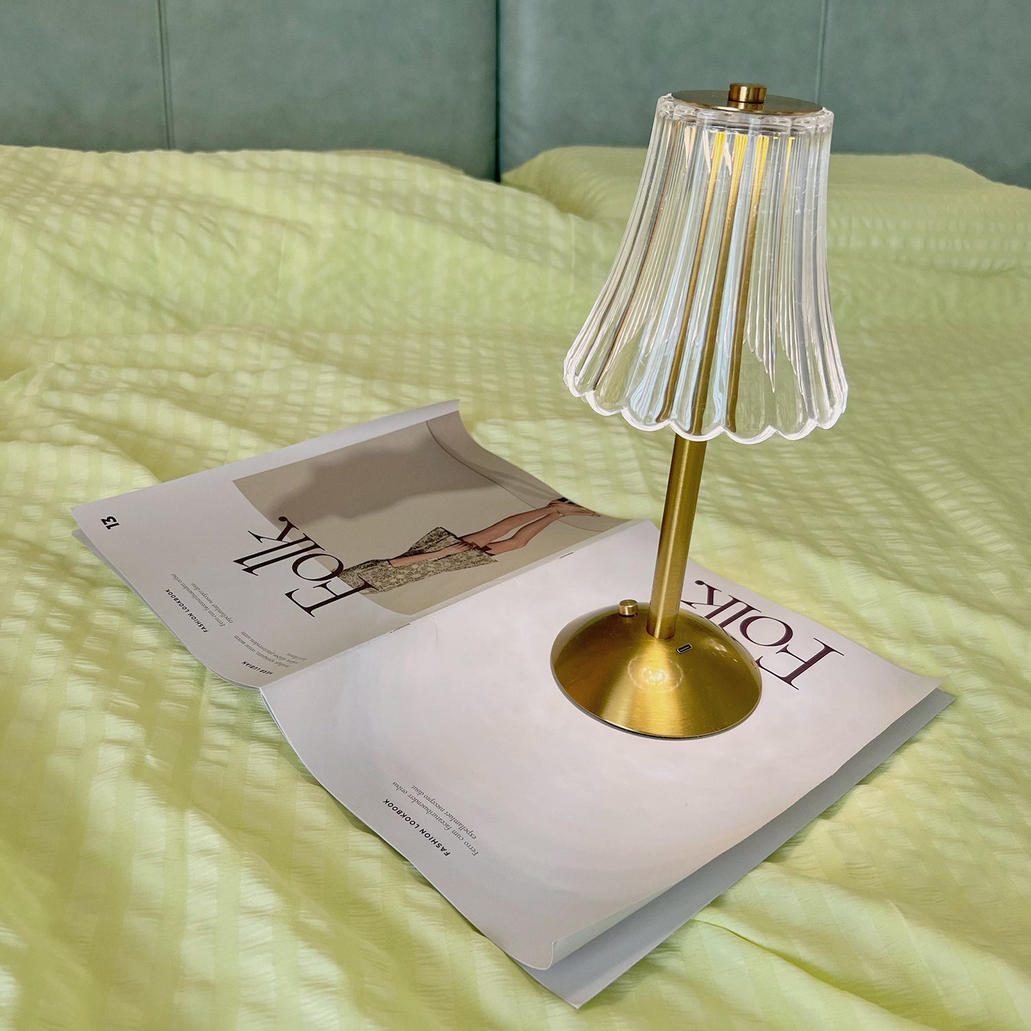 RadiantGold – Elegant Bärbar Bordslampa | Veska