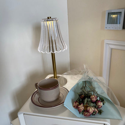 RadiantGold – Elegant Bärbar Bordslampa | Veska