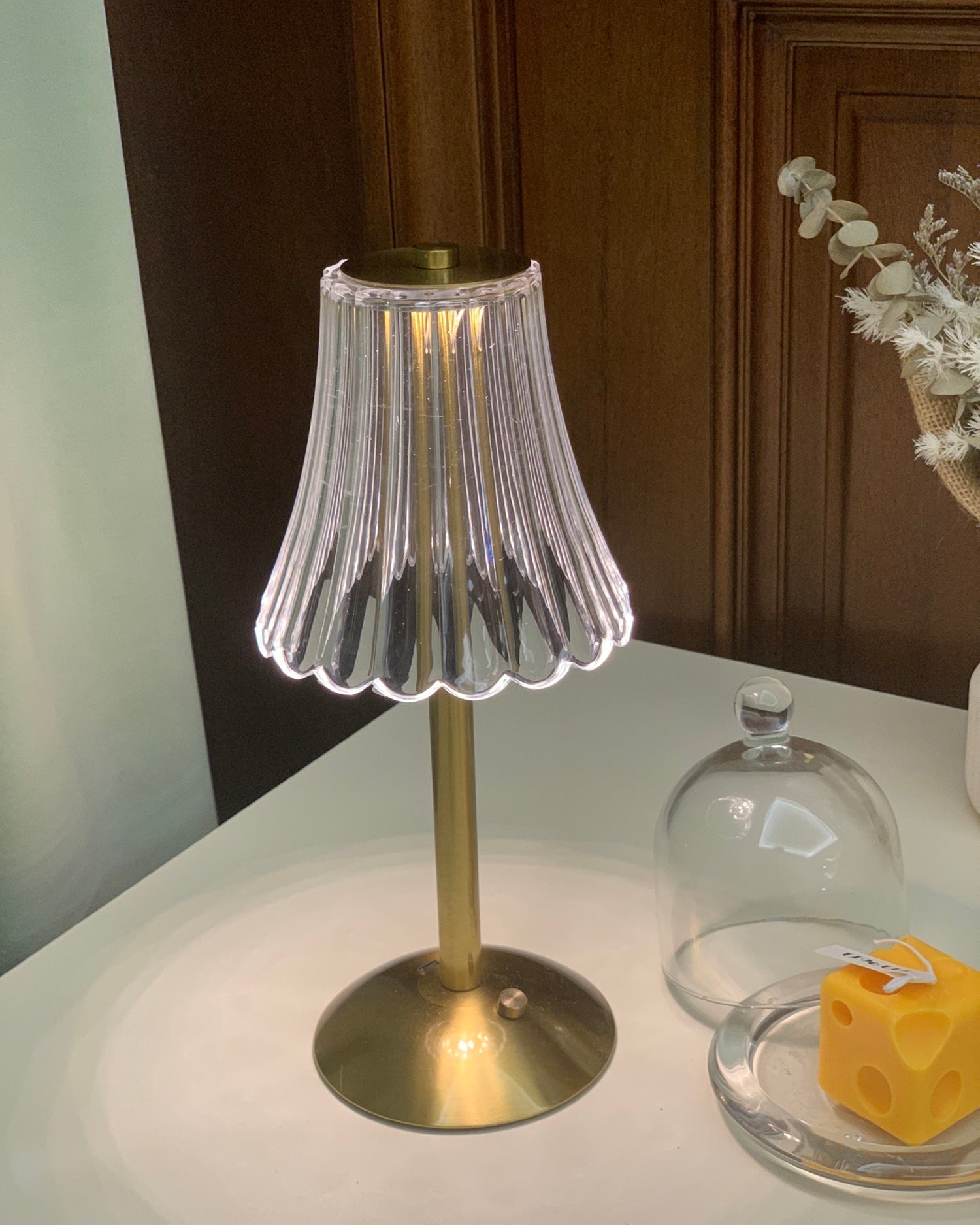 RadiantGold – Elegant Bärbar Bordslampa | Veska