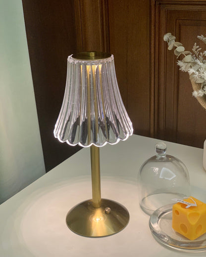 RadiantGold – Elegant Bärbar Bordslampa | Veska