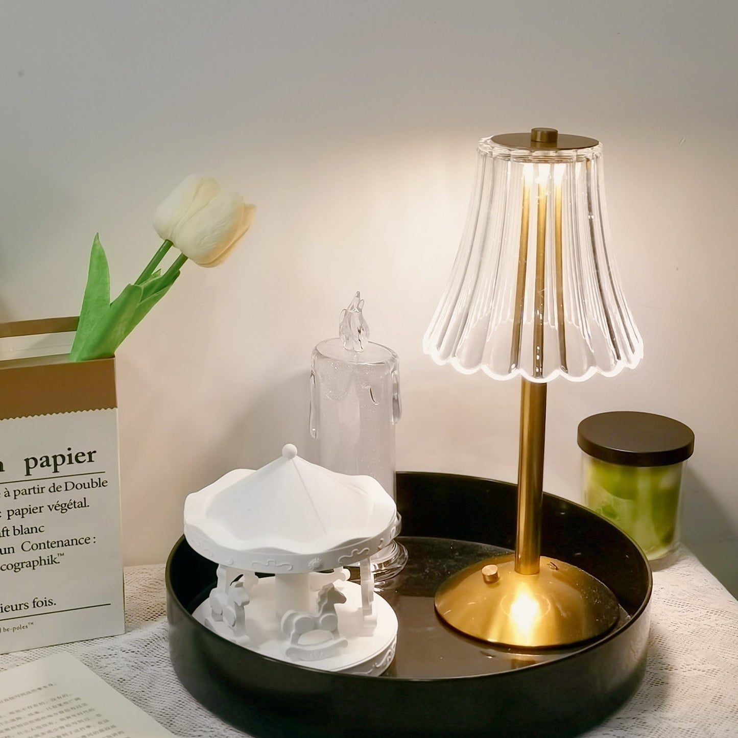RadiantGold – Elegant Bärbar Bordslampa | Veska
