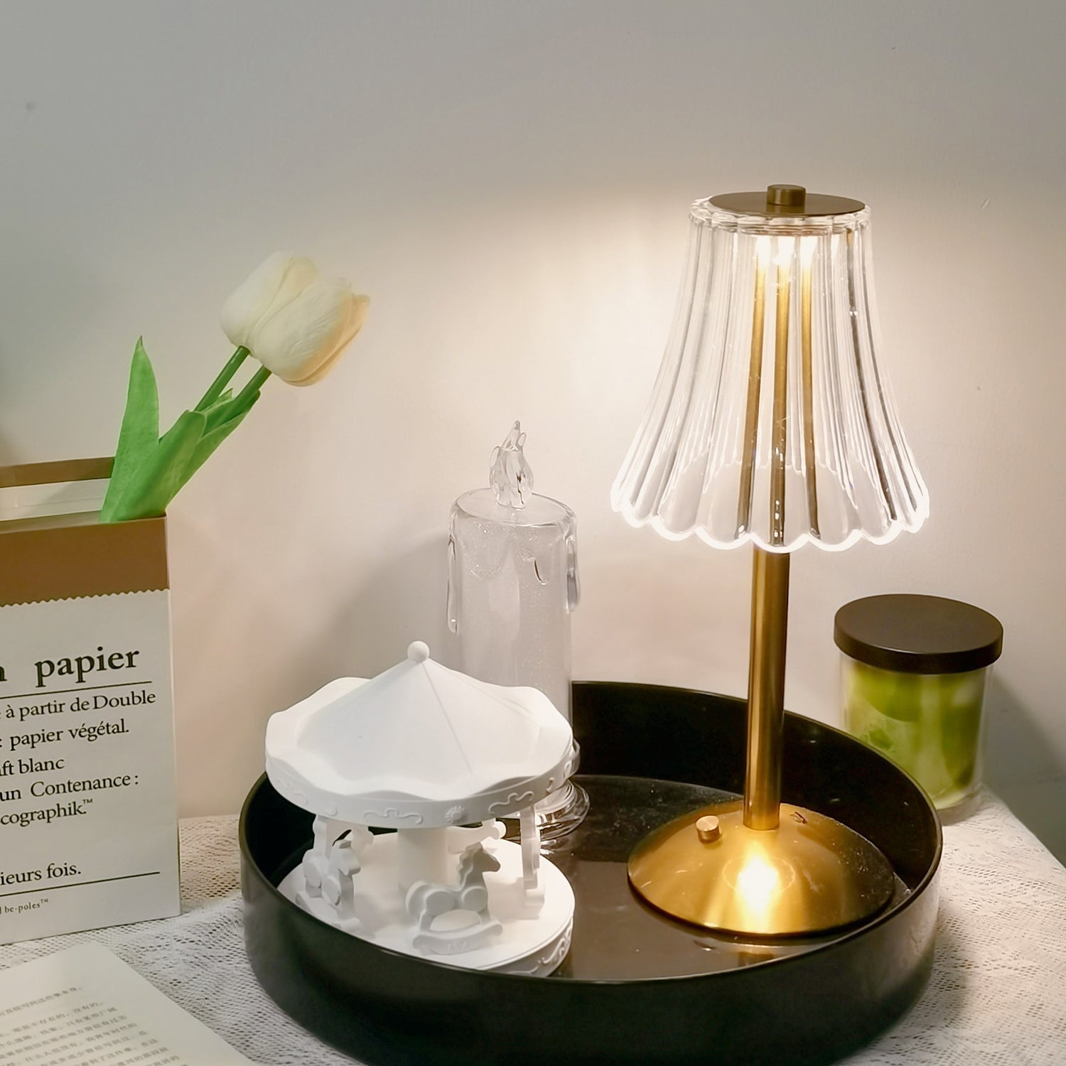 RadiantGold – Elegant Bärbar Bordslampa | Veska