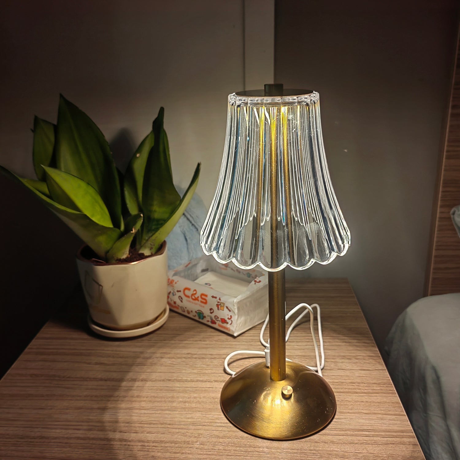 RadiantGold – Elegant Bärbar Bordslampa | Veska