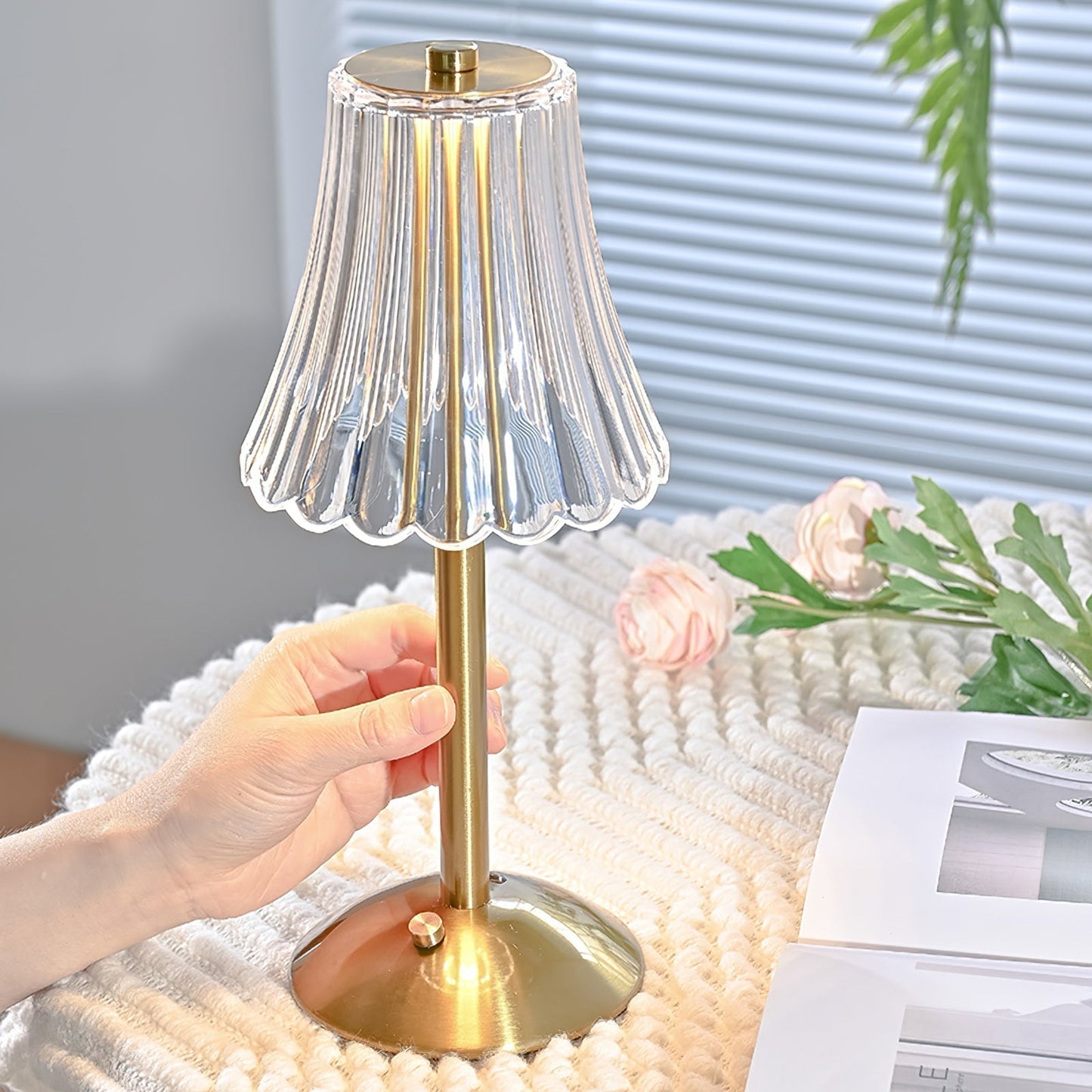 RadiantGold – Elegant Bärbar Bordslampa | Veska