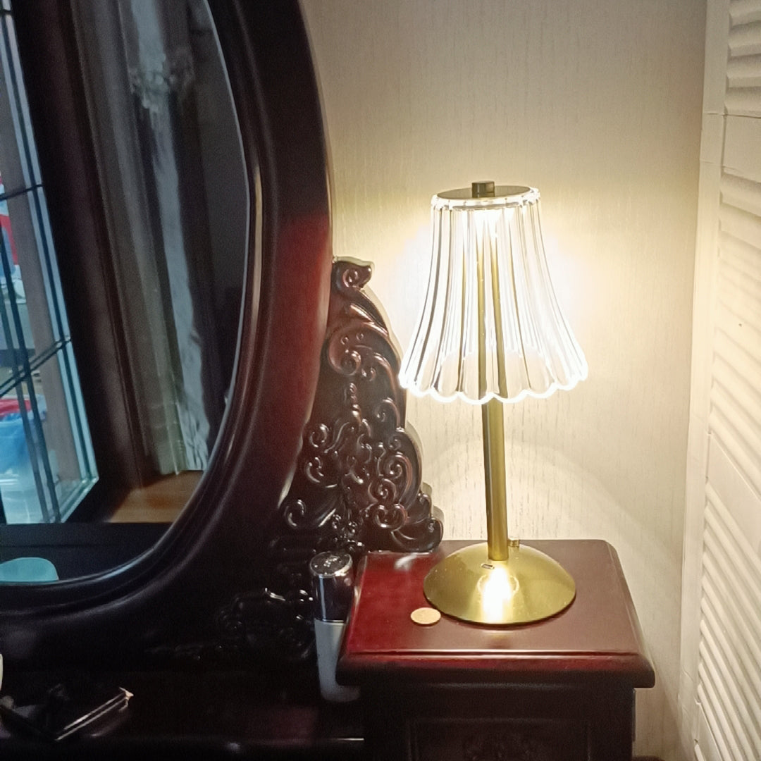 RadiantGold – Elegant Bärbar Bordslampa | Veska