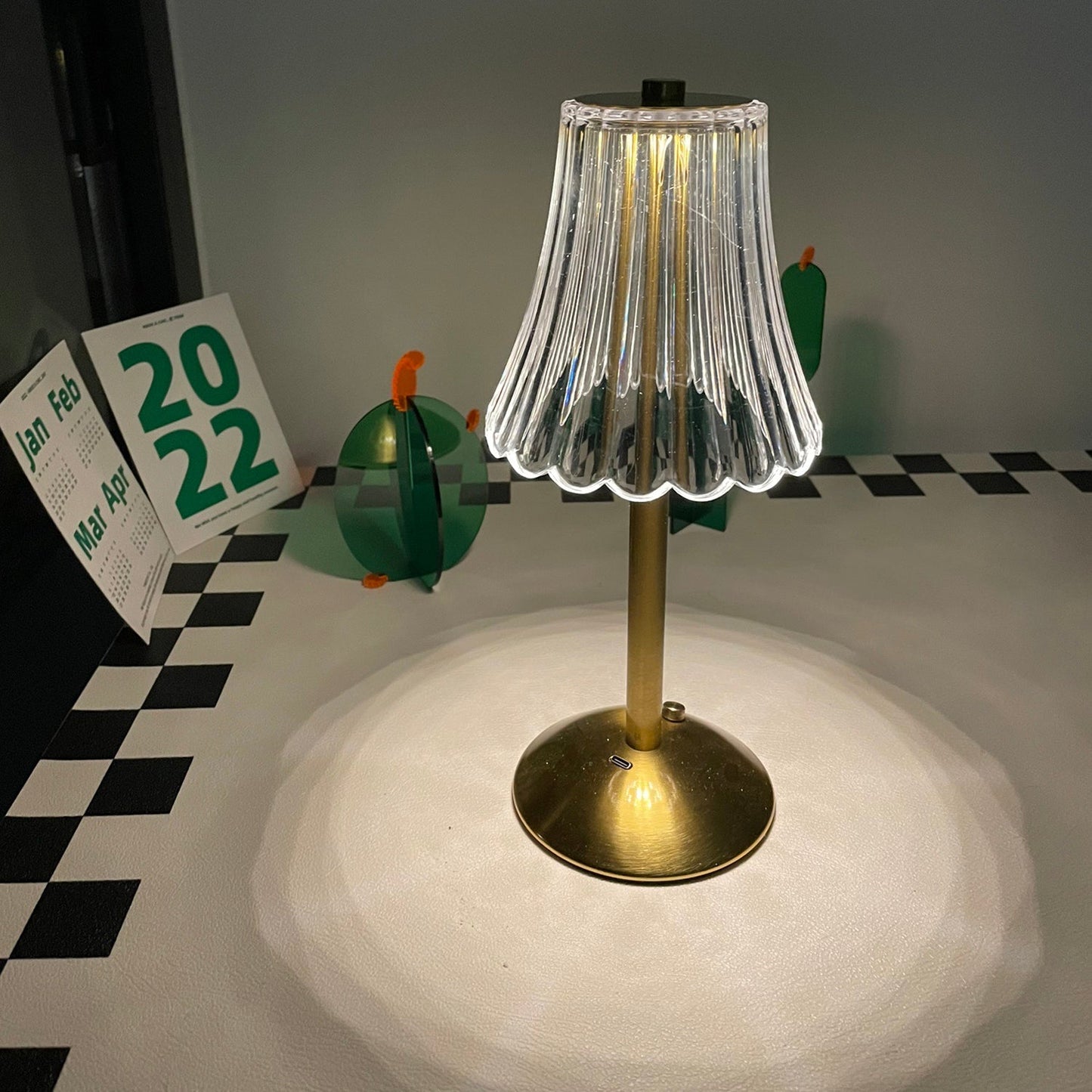 RadiantGold – Elegant Bärbar Bordslampa | Veska