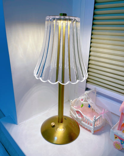 RadiantGold – Elegant Bärbar Bordslampa | Veska