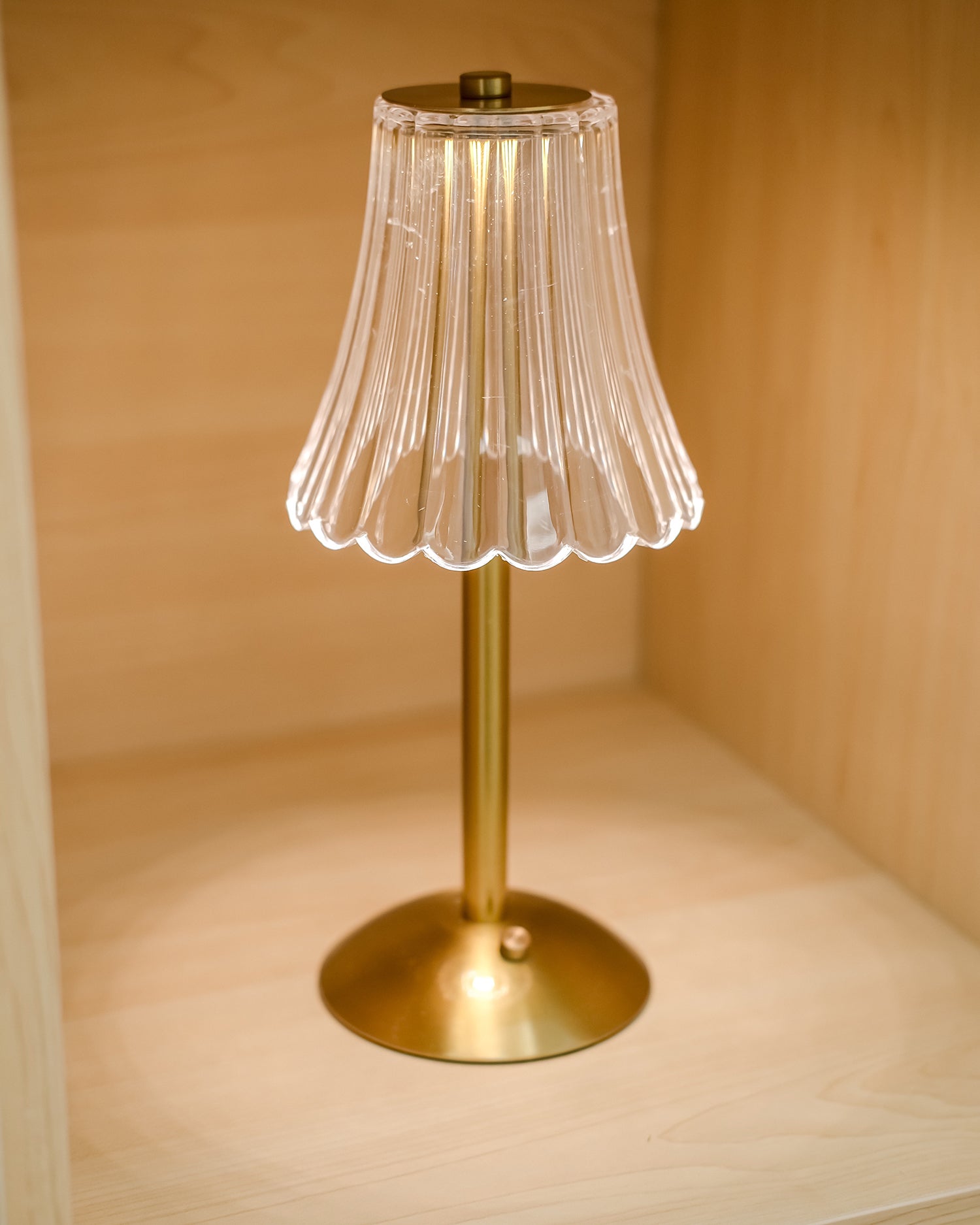RadiantGold – Elegant Bärbar Bordslampa | Veska