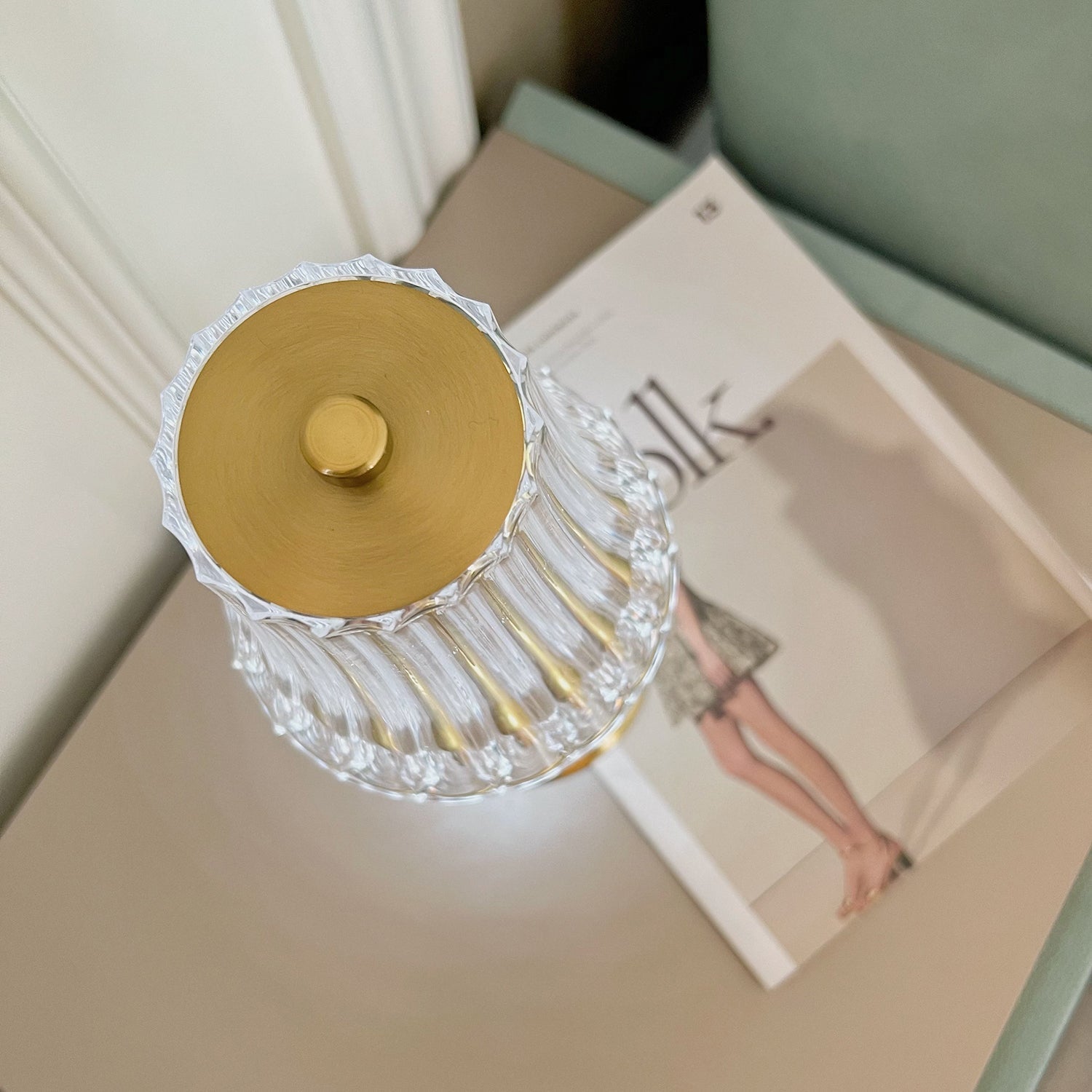 RadiantGold – Elegant Bärbar Bordslampa | Veska